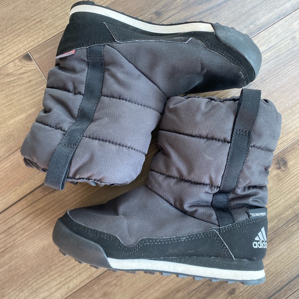 Little kids winter/snow shoes. Used in great condition. Black Size 11.5